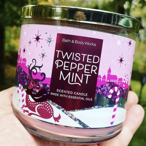 Bath & Body Works Twisted Peppermint Candle Review Peppermint Candles, Twisted Peppermint, White Barn Candle, Candle Obsession, Best Smelling Candles, Three Wick Candle, Peppermint Scent, Bath N Body Works, Bath Body Works Candles