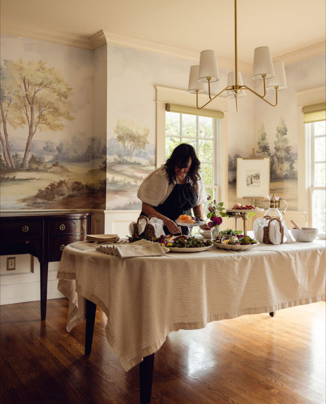 Luxury mural wallpaper by Susan Harter Muralpapers as the backdrop to these elegant tablescapes. Design credits to Rivers Spencer, Sophia Rea, The Fox Group, Lauren Haskett, & CityHomeCOLLECTIVE Mural Wallpaper Kitchen, Dining Room Tablescapes, Scenic Mural, Susan Harter, The Fox Group, Rivers Spencer, Nature Mural, Dining Room Murals, Elegant Tablescapes