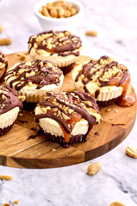 This keto mini snickers cheesecakes recipe is incredibly creamy, rich, and super easy to make without any baking steps. The irresistible peanut flavor makes these the best keto cheesecake snicker bites you have ever tried. Keto Snickers Cheesecake, Snicker Bites, Best Keto Cheesecake, Keto Snickers, Low Carb Christmas Recipes, Cheesecake No Bake, Low Sugar Diet Recipes, Lowcarb Recipes, Snickers Cheesecake