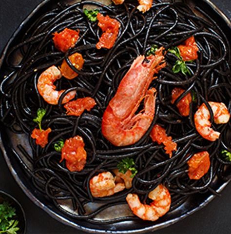 Pasta With Prawns, Ink Pasta, Halloween Pasta, Pasta With Shrimp, Scary Food, Squid Ink Pasta, Baking Science, Black Food, Halloween Dinner