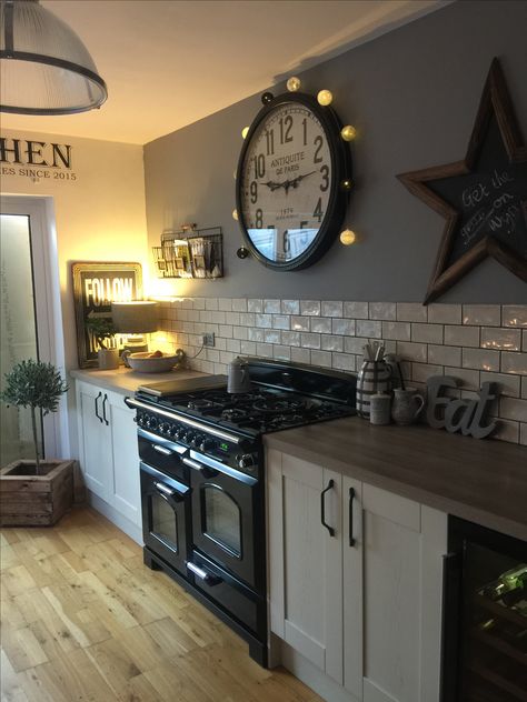 Cream and black kitchen Cream Black Kitchen Ideas, Black And Tan Kitchen Ideas, Black And Beige Kitchen, Cream And Black Kitchen, Black And Cream Kitchen, Black Cooker, Brown Cupboards, Chalet Kitchen, White Kitchen Cupboards