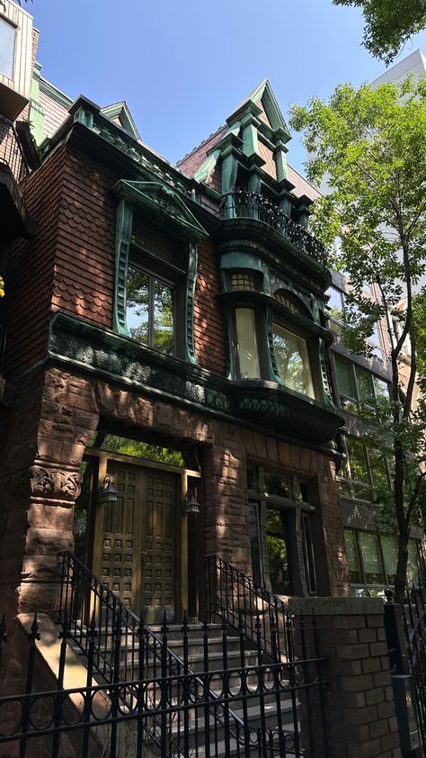 Townhouse, city house, rustic, vintage home, brick house, trees Vintage Townhouse, Brick Townhouse, Brick Wall Bedroom, Brick Apartment, House Trees, Sims Builds, Old Bricks, Nyc Apartment, Brick Building