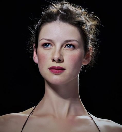 Caitriona Balfe Stan on Instagram: “23-year-old #CaitrionaBalfe 🖤 ⠀⠀⠀⠀⠀⠀⠀⠀⠀ #clairefraser #outlander” Pearlescent Makeup, Caitriona Balfe Street Style, Caitriona Balfe Makeup, Caitriona Balfe Hair, Caitriona Balfe Short Hair, Summer Celebrities, Caitriona Balfe Model, Caitriona Balfe Husband, Catriona Balfe