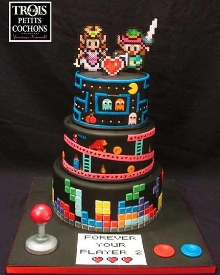 Geeky cakes on CW Sunday Sweets including video games, steampunk, Settlers of Catan, sci fi, space, etc. Gamer Wedding Cake, Gaming Wedding Cake, Cakes Pictures, Crazy Wedding Cakes, Video Game Wedding, Video Game Cakes, Gamer Wedding, Geeky Wedding, Cake Wrecks