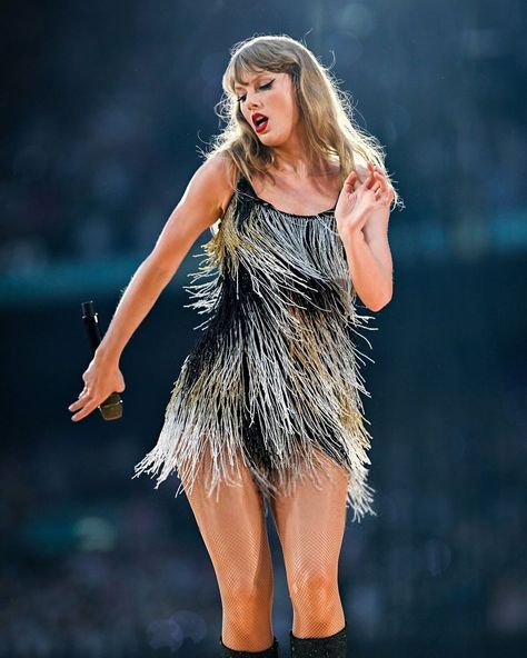 Black And Silver Fearless Dress, Fearless Dress Eras Tour, Fearless Era Taylor, Silver Fringe Dress, Fearless Eras Tour, Fearless Dress, Fearless Era, Swift Wallpaper, Black And Silver Dress