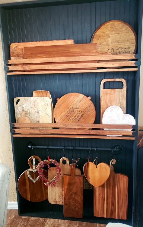 Charcuterie Board Storage Ideas, Cook Book Shelf Ideas, Chopping Board Display, Charcuterie Board Storage Display, Charcuterie Board Wall Display Ideas, Charcuterie Board Display Ideas, Charcuterie Board Storage, Charcuterie Wall Display, Charcuterie Board Wall Display