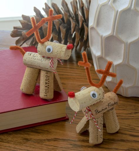 Best Christmas Crafts, Wine Cork Reindeer, Cork Reindeer, Wine Cork Crafts Christmas, Recycled Christmas Decorations, Upcycled Christmas, Cork Crafts Christmas, Wine Cork Ornaments, Cork Ornaments