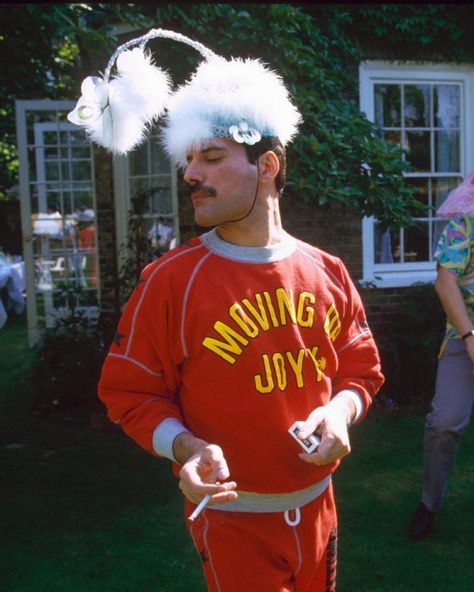 Freddie Mercury 40th Birthday Party, Britain (1986) by Richard Young. Muzică Rock, Freddy Mercury, A Kind Of Magic, Queen Photos, Roger Taylor, Queen Pictures, Queen Freddie Mercury, John Deacon, Brian May