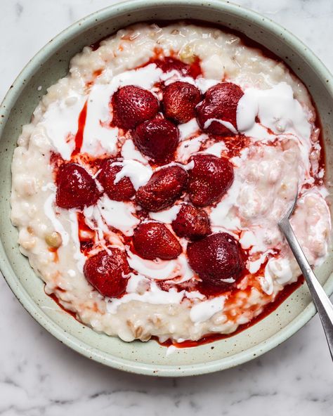 Porridge Recipes, Breakfast Time, Vegan Breakfast, Breakfast Bowls, Strawberries And Cream, A Bowl, Granola, Food Inspiration, Breakfast Brunch