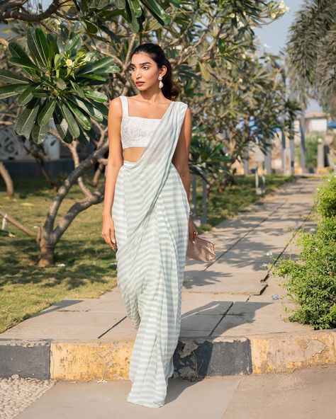 Juhi Godambe on Instagram: “Always love an easy sari ❤️” Juhi Godambe, Indian Formal Wear, Formal Wear, Indian Fashion, Fashion Blogger, Saree, Maxi Dress, On Instagram, How To Wear