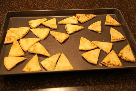 Toasted Pita Bread Triangles - Make Life Special How To Toast Pita Bread, Chili Side Dishes, Pita Wraps, Wraps And Sandwiches, Greek Pita Bread, Arab Food, Tahini Dip, Pita Wrap, Greek Pita