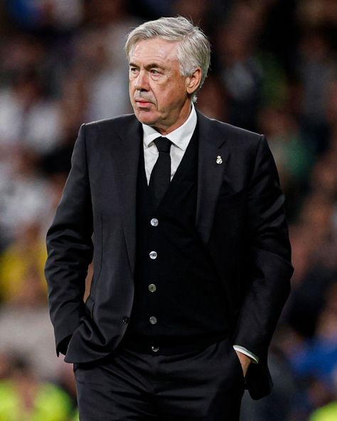 Carlo Ancelotti Wallpaper, Real Madrid Football Club, Cristiano Ronaldo Video, Al Ahly Sc, Real Madrid Team, Real Madrid Football, Ronaldo Videos, Football Manager, Carlo Ancelotti