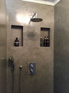 Minimalist Toilets, Concrete Shower, Bathroom Design Black, Concrete Bathroom, Bathroom Design Trends, Hotel Interior Design, Bathroom Design Decor, Bathroom Inspiration Decor, Bathroom Design Luxury