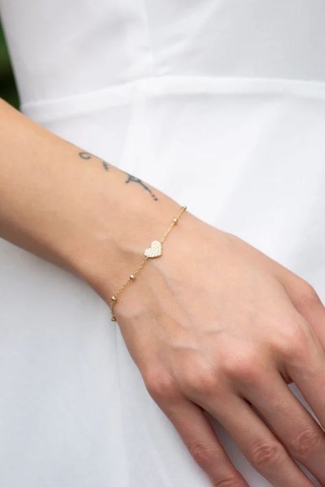 Gold Bracelet For Women Classy, Minimalist Accessories Jewellery, خواتم خطوبة, Delicate Gold Bracelet, Gold Minimalist Jewelry, Gold Bracelet Simple, Gold Heart Bracelet, Gold For Women, Minimalist Earrings Gold