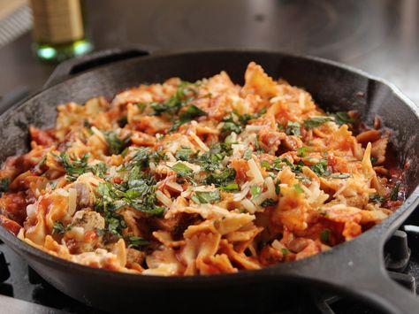 Skillet Chicken Lasagna Recipe : Ree Drummond : Food Network - FoodNetwork.com Skillet Chicken Lasagna, Chicken Lasagna Recipe, Ree Drummond Recipes, Chicken Lasagna, Diner Recept, Pioneer Woman Recipes, Ree Drummond, Beef Stroganoff, Skillet Chicken