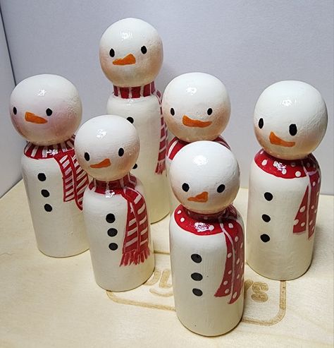 How To Paint Peg People, Snowmen Peg Dolls, Snowman Peg Doll, Family Peg Dolls, Snowmen Family, Peg Crafts, Christmas People, Sensory Kits, Wooden People