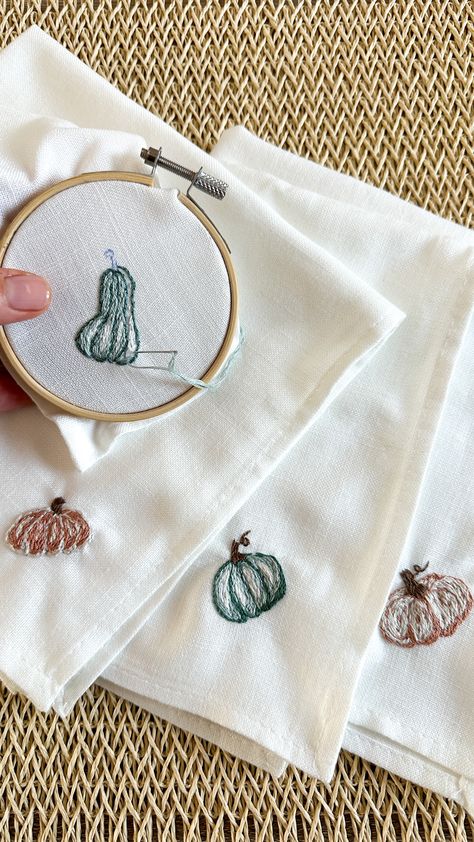 Simple Fall Embroidery Designs, Simple Autumn Embroidery, Thanksgiving Embroidery Designs, Napkin Embroidery, Embroidered Thanksgiving Napkins, Hand Embroidered Napkins, Thanksgiving Embroidery, Embroidered Linen Napkins, Embroidery Napkins