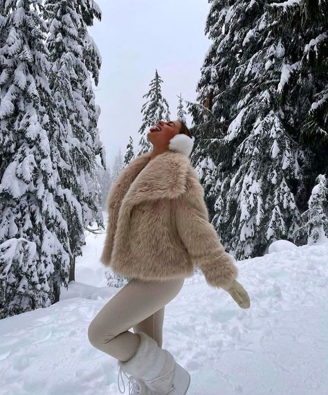 Aspen Outfit Winter, Mode Au Ski, Winter Wonderland Outfit, Snow Fits, Winter Vacation Outfits, Ski Trip Outfit, Apres Ski Outfits, Snow Outfits, Winter Outfits Snow