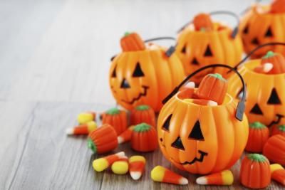 Halloween Games and Activities for Elderly People Halloween Games Activities, Healthy Halloween Snacks, Pumpkin Bucket, Elderly Activities, Healthy Halloween, Thanksgiving Games, Trunk Or Treat, Halloween Snacks, Favorite Candy