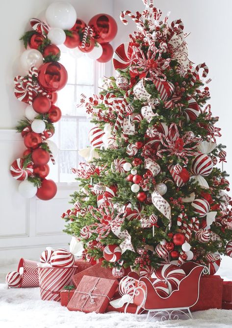 Christmas Tree Decorating Themes, Peppermint Christmas, Elegant Christmas Trees, Christmas Tree Decorations Diy, Christmas Tree Inspiration, Christmas Themes Decorations, White Christmas Trees, Christmas Tree Garland, Christmas Tree Ideas