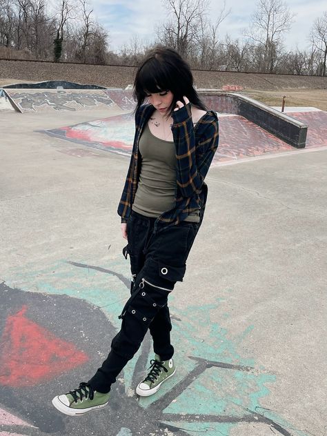 Sporty Goth Aesthetic, Skate Girl Aesthetic Outfit, Grunge Skater Girl, Punk Girl Fashion, Alt Girl Fashion, Grunge Girl Aesthetic, Aesthetic Skater, Skater Goth, Skate Punk