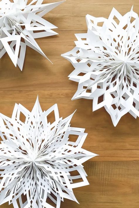 3d Snowflakes Cricut, Diy Paper Snowflakes Decorations, Cute Paper Snowflake Designs, Paper Snowflakes Diy 3d, Diy Paper Snowman, How To Make Christmas Snowflakes, 3d Paper Snowflake Patterns Templates, White Paper Snowflakes, How To Make 3d Snowflakes Out Of Paper