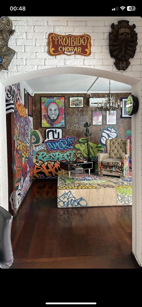 Small Art Studio At Home, Graffiti Garage, Interior Designing Ideas, Tattoo Decor, Tattoo Studio Interior, Graffiti Room, Urban Rooms, Small Art Studio, Brick Interior Wall