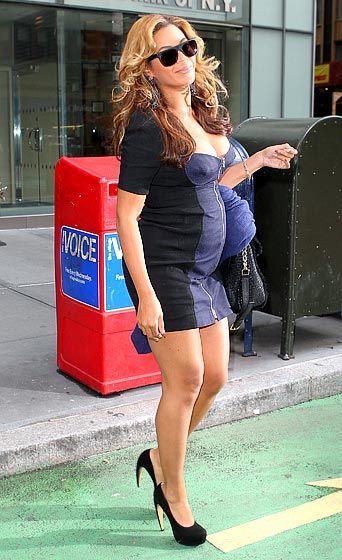 Beyonce's Bump Style: Black and Blue Beyonce Pregnant, Beyonce Dress, Beyoncé And Jay Z, True Love Never Dies, Pregnant Outfits, Beyonce Outfits, Baby Bump Style, Beyonce Knowles Carter, Pregnant Style