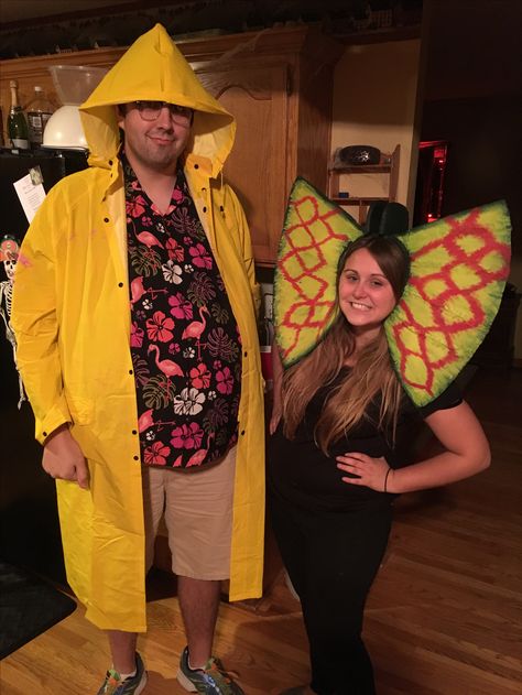 Dennis and dilophosaurus from Jurassic park. Nedry Jurassic Park, Dilophosaurus Costume, Jurassic Park Costume, Dinosaur Themed Birthday Party, Couple Costume, Stylish Kids Outfits, Diy Halloween Projects, Trunk Or Treat, Dinosaur Party