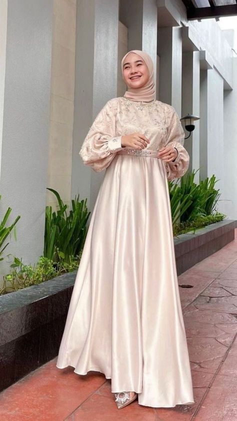 Dress Kondangan Modern, Outfit Ideas Muslim, Model Dress Kebaya, Dress Muslim Modern, Braidsmaid Dresses, Kebaya Modern Dress, Model Gamis, Dress Pesta, Dress Gamis