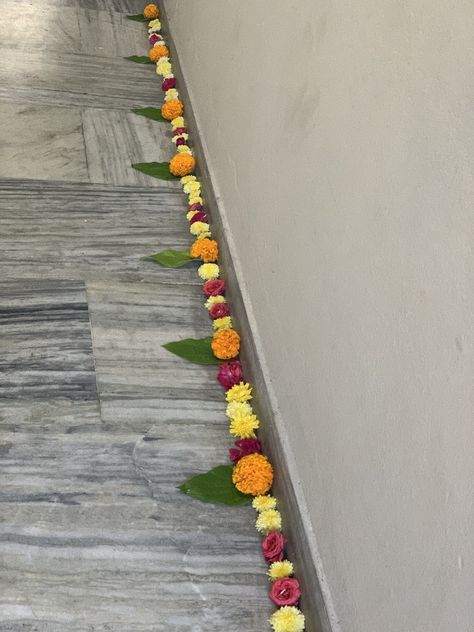 Rangoli For Door Entrance, Floral Rangoli, Flower Garland Diy, Simple Flower Rangoli, Pooja Door Design, Ganesh Chaturthi Decoration, Diwali Ideas, Home Flower Decor, Simple Stage Decorations