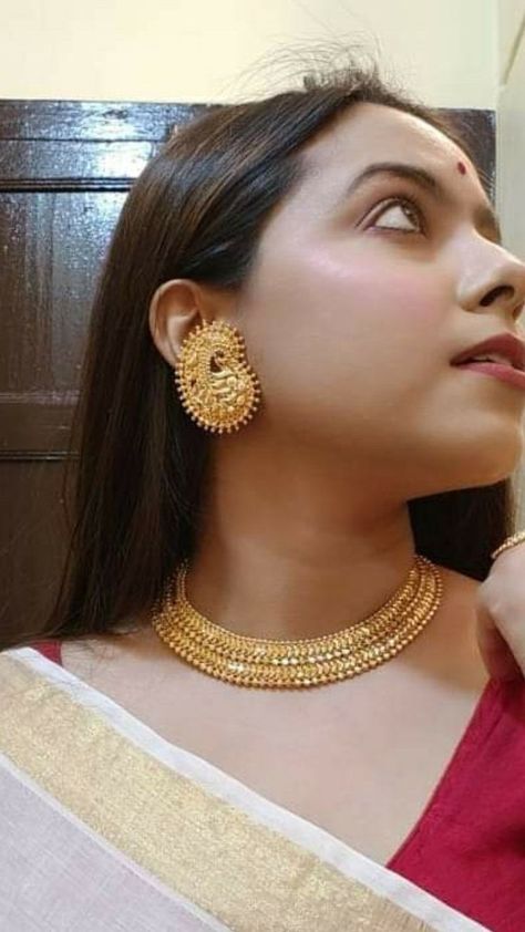 Wedding Necklaces For Bride Gold Indian, Golden Choker Necklace Indian, Bengali Bridal Jewellery Gold, Bengali Jewellery, Bride Fashion Photography, Kritika Khurana, Sleek Jewelry, Gold Jewelry Prom, Beautiful Gold Rings