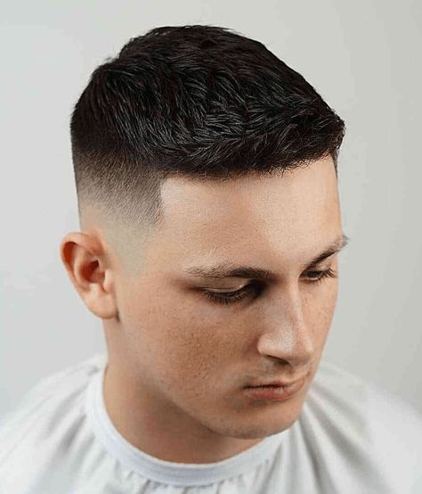 40 Amazing Short Fade Hairstyle Ideas For Men Army Haircut, Short Fade Haircut, Dunner Wordend Haar, Skin Fade, Men Haircut Styles, Fade Haircuts, Athletic Hairstyles, Crew Cut, Mens Haircuts Short