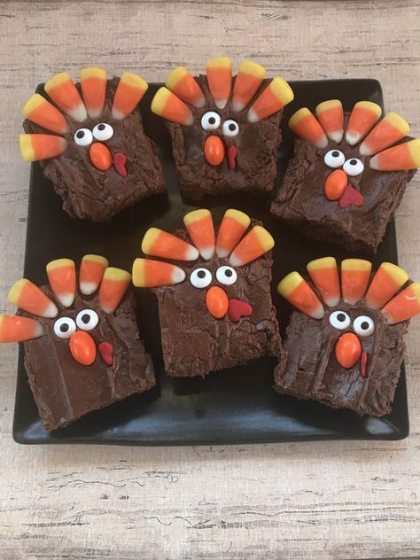 Cute Thanksgiving Desserts - Mommy Savers Turkey Brownies, Thanksgiving Brownies, Cute Thanksgiving Desserts, Thanksgiving Dessert Ideas, Chocolate Turkey, Thanksgiving Desserts Kids, Turkey Cupcakes, Turkey Treats, Thanksgiving Snacks