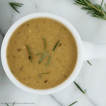 Rosemary Gravy, Rosemary Sauce, Garlic Gravy Recipe, Gastrique Recipe, Rosemary Turkey, Vegan Gravy, Lo Carb Recipes, Rosemary Garlic, Recipe Using Chicken