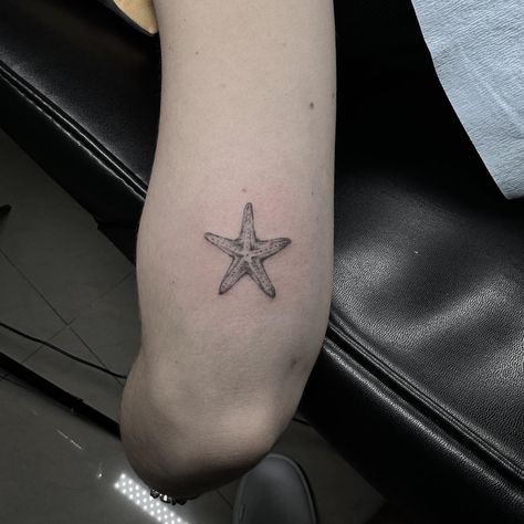 Realistic Starfish Tattoo, Sea And Stars Tattoo, Star Fish Tattoo Design, Star Fish Tattoos, Sea Star Tattoo, Seastar Tattoo, Star Fish Tattoo, Ocean Sleeve, Starfish Tattoo