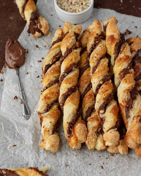 Puff Pastry Nutella Desserts Nutella Twists, Puff Pastry Nutella, Puff Pastry Cookies, Nutella Puff Pastry, Puff Pastry Twists, Phyllo Dough Recipes, Chocolate Puff, Pasta Fillo, Nutella Desserts