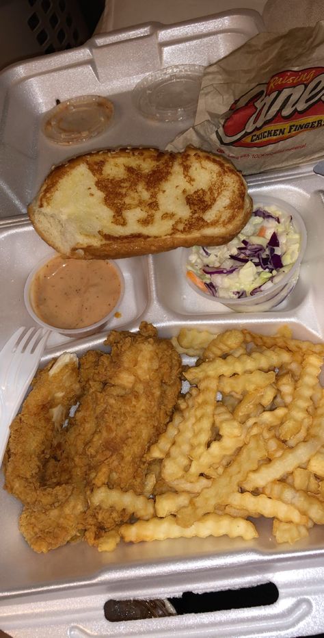 Raising canes💘💦 Canes Food, Raising Canes, Food Babe, Food Therapy, Yummy Comfort Food, Food Recepie, Food Goals, Food Snapchat, Food Obsession