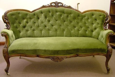 This Victorian sofa is gorgeous...  one day I will have a red one! :) Antique Furniture Victorian, Victorian Couch, Victorian Sofa, Modern Living Room Design, Antique Sofa, Victorian Furniture, Classic Home Decor, Victorian Decor, Elegant Living Room