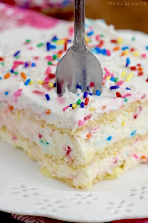 This No Bake Birthday Cake Lasagna is the perfect dessert! Full of delicious cake flavor in the form of a creamy no bake dessert! No Bake Birthday Cake, Bake Birthday Cake, Icebox Cake Recipes, Cookie Crunch, Homemade Pudding, Types Of Desserts, Kinds Of Desserts, Funfetti Cake, Icebox Cake