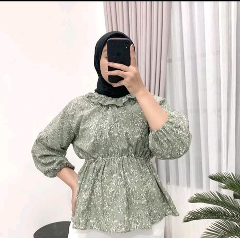 Link dibio no 33 #blouse #blousekorean #motifbungabunga Hijab Flower, Korean Style Hijab, Blouse Korean Style, Loose Pants Outfit, Tutorial Hijab, Outfit Korean, Flower Blouse, Flowy Blouse, Ootd Hijab