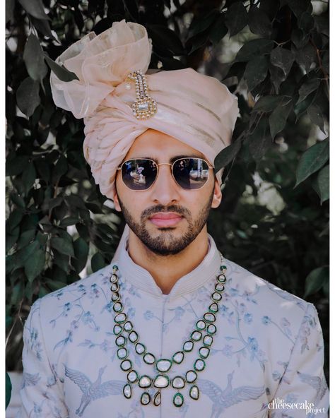 Grooms Who Wore A Pink Safa On Their Wedding Day And Nailed This Hue Groom Trends, Indian Groom Dress, Groom Dress Men, Wedding Dresses Men Indian, Indian Groom Wear, Groom Photoshoot, Groom Accessories, Wedding Sherwani, Wedding Outfit Men