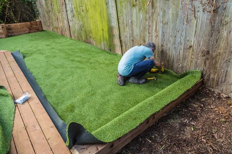 DIY Artificial Grass (PRO Tips BEFORE You Begin Installing) Fake Grass Installation, Fake Grass Backyard, Diy Artificial Turf, Fake Grass For Dogs, Laying Artificial Grass, Artificial Grass Backyard, Artificial Grass For Dogs, Turf Backyard, Pet Turf