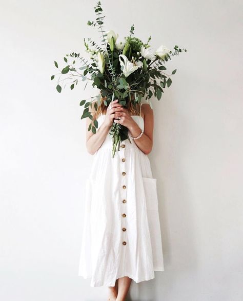 Florist Photoshoot, A Bunch Of Flowers, Flower Photoshoot, Face Photography, Trik Fotografi, Spring Vibes, Bunch Of Flowers, Plant Lady, 인물 사진