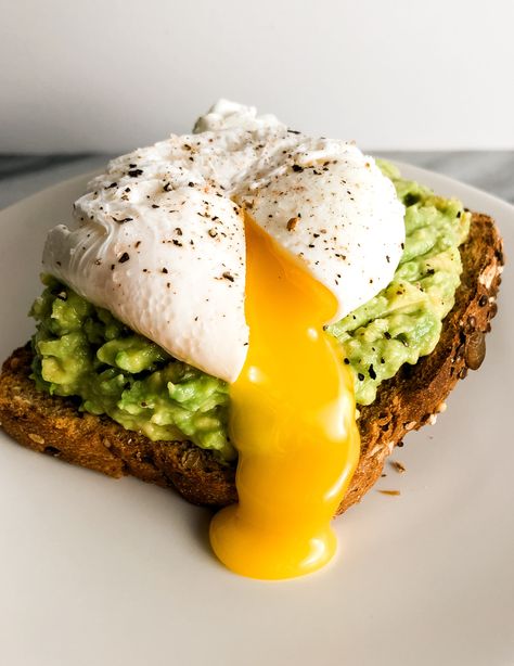 Cooking Poached Eggs, Poached Egg Recipe, Perfect Poached Eggs, Smashed Avocado, Poached Egg, Fool Proof Recipes, Egg Breakfast, Stir Fry Recipes, How To Cook Eggs