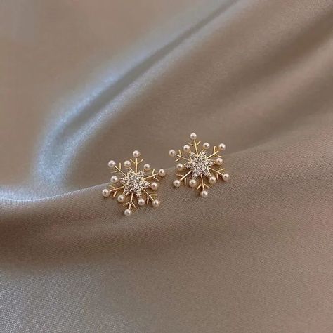 قلادات متدلية, Simple Gold Earrings, New Gold Jewellery Designs, Gold Earrings Models, Bridal Jewelry Vintage, Pretty Jewelry Necklaces, Gold Jewelry Stores, Indian Jewellery Design Earrings, Gold Fashion Necklace