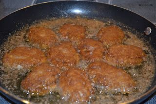 Kotleti Recipe, How To Make Breadcrumbs, Beef Patties, Recipe Beef, Russian Style, Beef Patty, Corn Flakes, Favorite Side Dish, Ground Meat