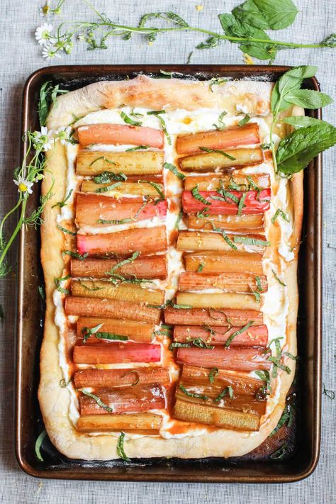 Ricotta flatbread with roasted rhubarb, honey, and mint. A few simple real food ingredients, quick and easy, and so yummy! | abraskitchen.com Flatbread Ricotta, Ricotta Flatbread, Appetizer Vegetarian, Healthy Spring Recipes, Roasted Rhubarb, Healthy Brunch Recipes, Healthy Brunch, Mint Recipes, Summer Appetizer