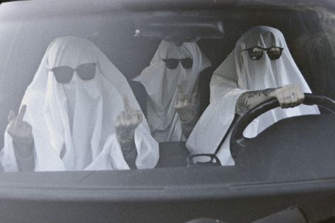 Car Halloween Aesthetic, Fun Spooky Photoshoot, Sheet Halloween Photoshoot, Halloween Diy Photoshoot, Silly Ghost Photoshoot, Floral Sheet Ghost, Friend Ghost Photoshoot, Spooky Halloween Friend Photo Shoot, Group Ghost Photoshoot