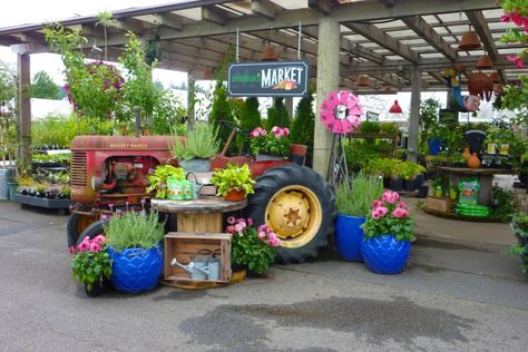 2015 Merchandiser of the Year Winner - Lawn & Garden Retailer Window Display Fall, Garden Centre Displays, Garden Center Ideas, Garden Center Displays, Retail Display Ideas, Plant Display Ideas, Spring Display, Garden Business, Produce Stand